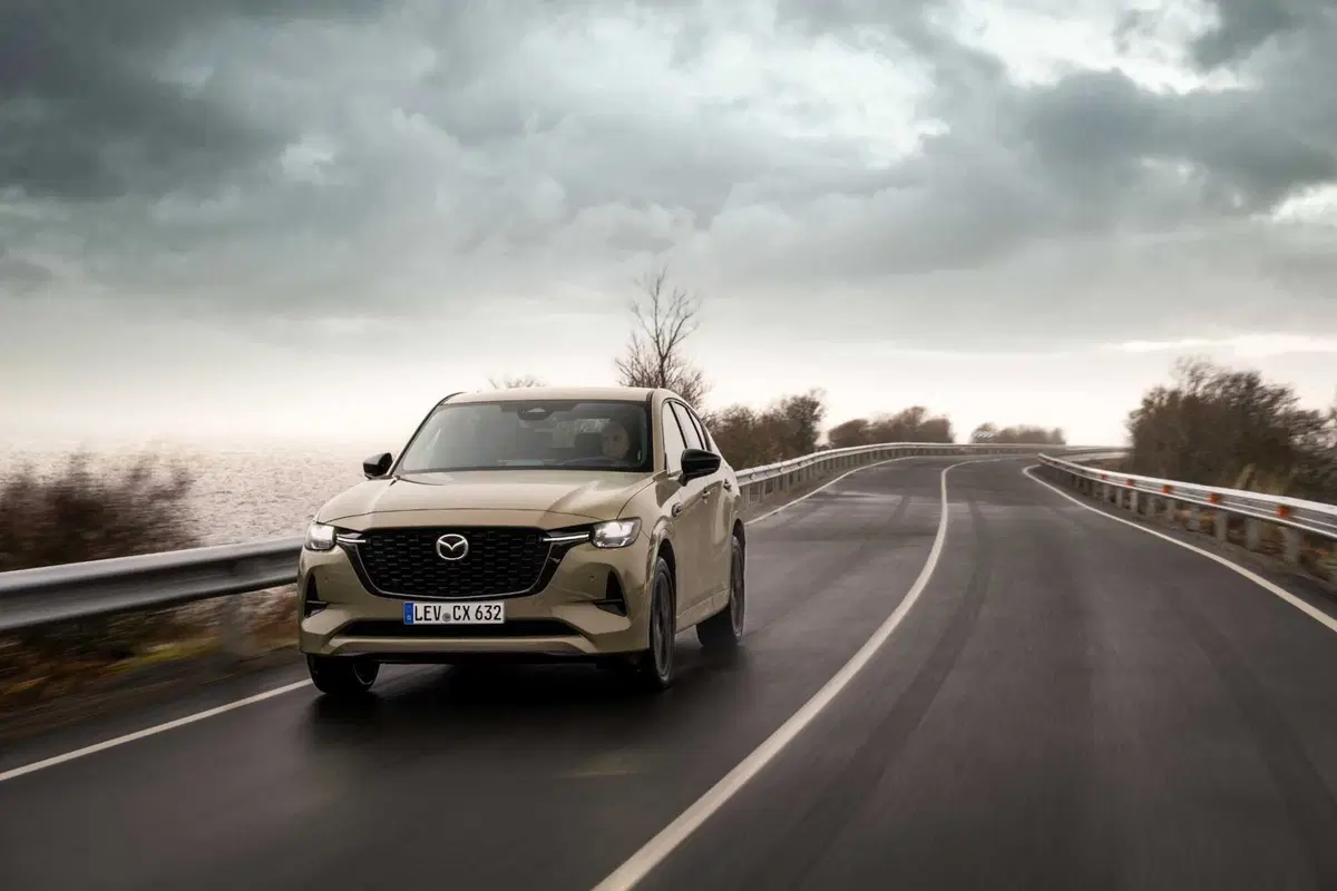 Mazda CX-60 2025: senza barra antirollio, ma con un assetto migliore? La prova su strada [VIDEO] (2)