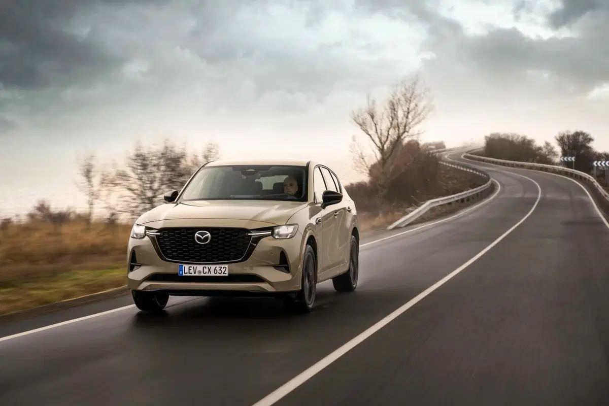 Mazda CX-60 2025: senza barra antirollio, ma con un assetto migliore? La prova su strada [VIDEO] (3)