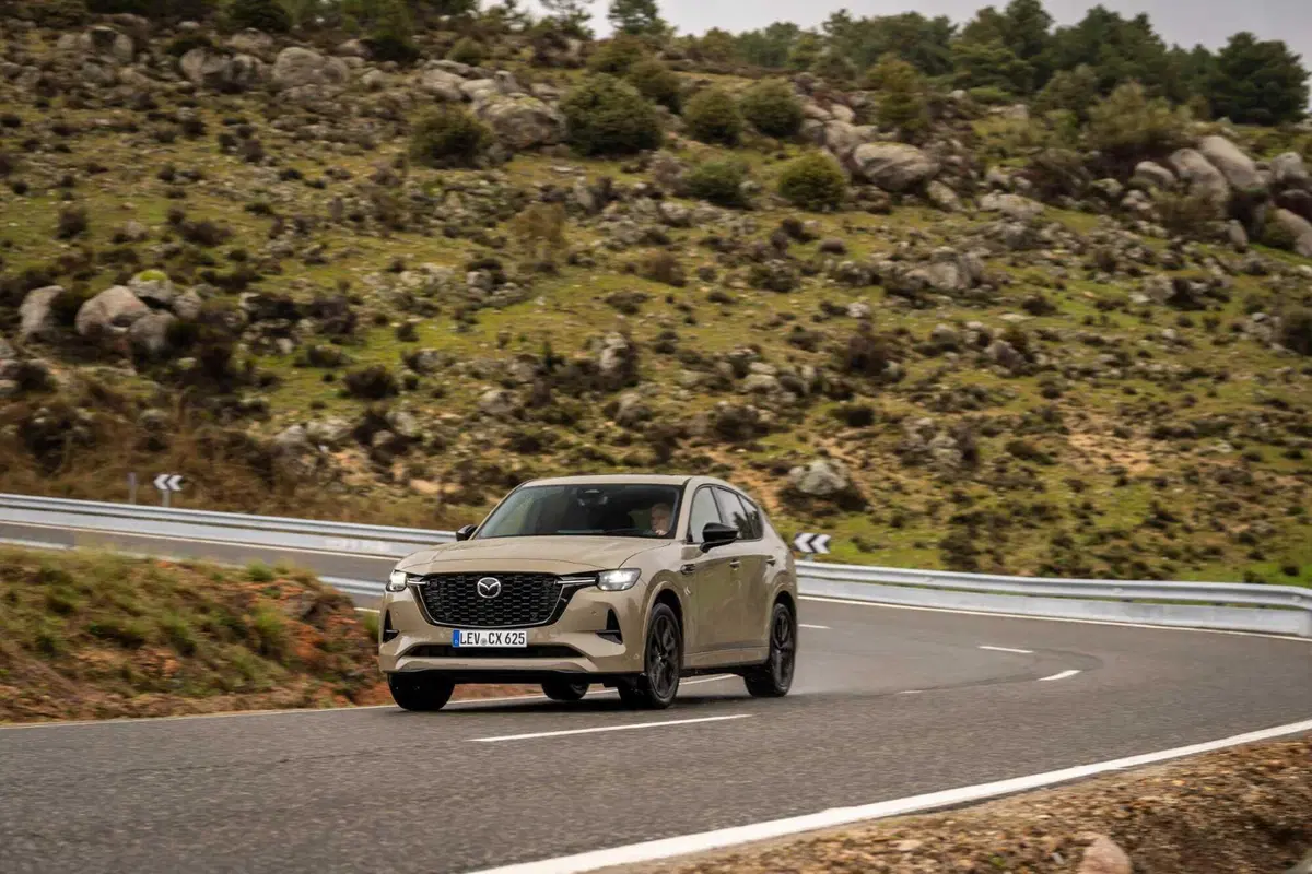 Mazda CX-60 2025: senza barra antirollio, ma con un assetto migliore? La prova su strada [VIDEO] (4)
