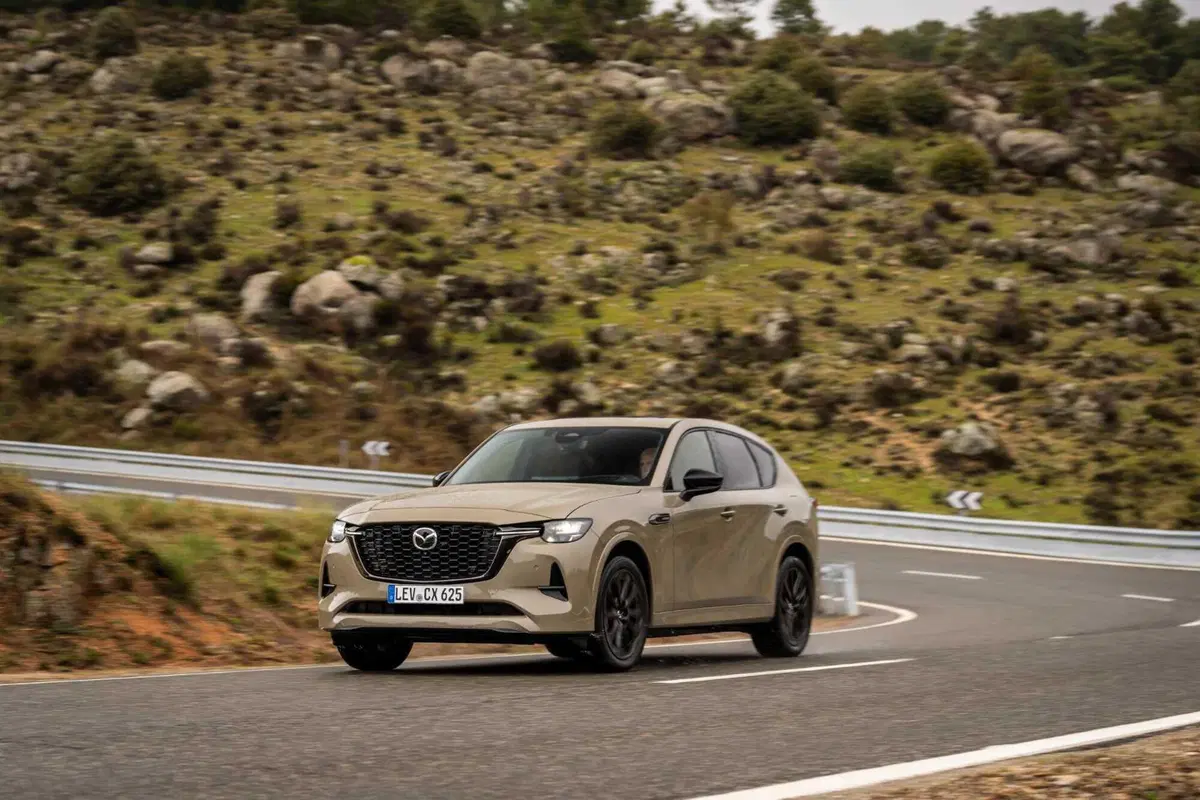 Mazda CX-60 2025: senza barra antirollio, ma con un assetto migliore? La prova su strada [VIDEO] (5)