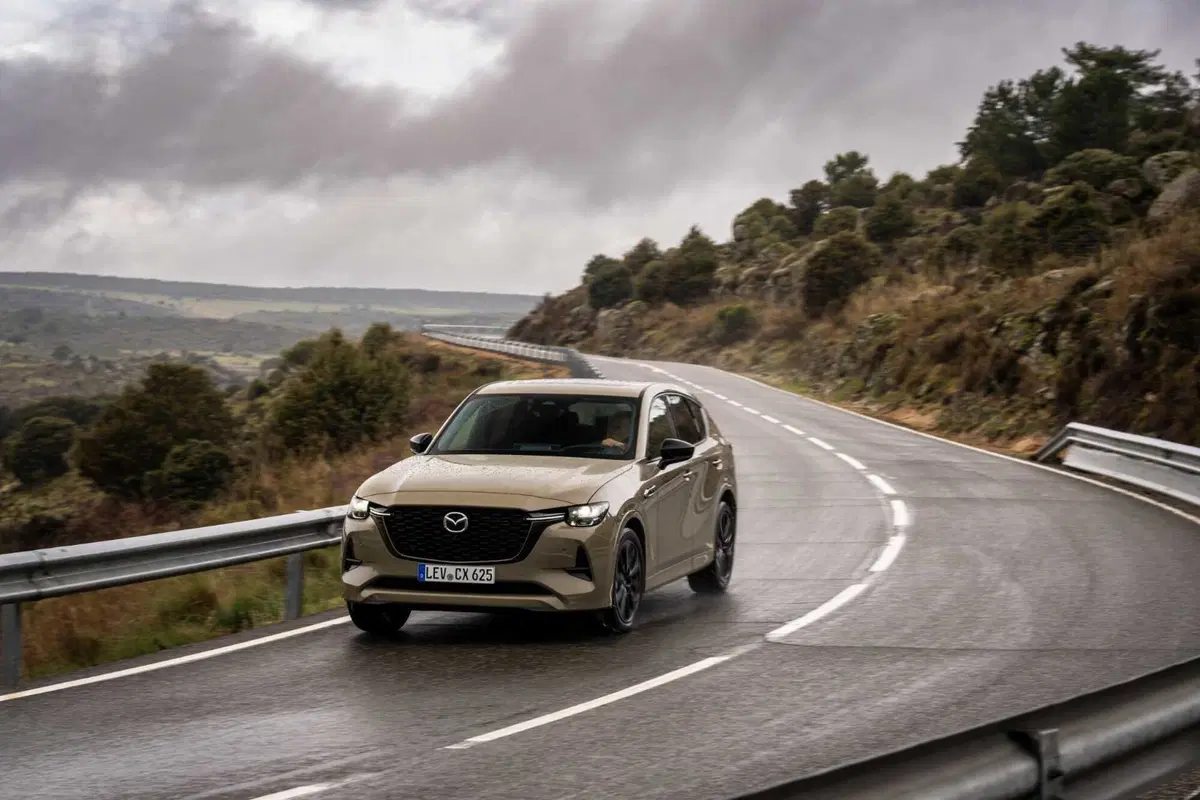 Mazda CX-60 2025: senza barra antirollio, ma con un assetto migliore? La prova su strada [VIDEO] (7)