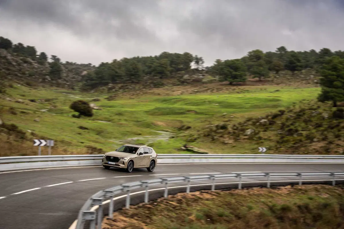 Mazda CX-60 2025: senza barra antirollio, ma con un assetto migliore? La prova su strada [VIDEO] (8)
