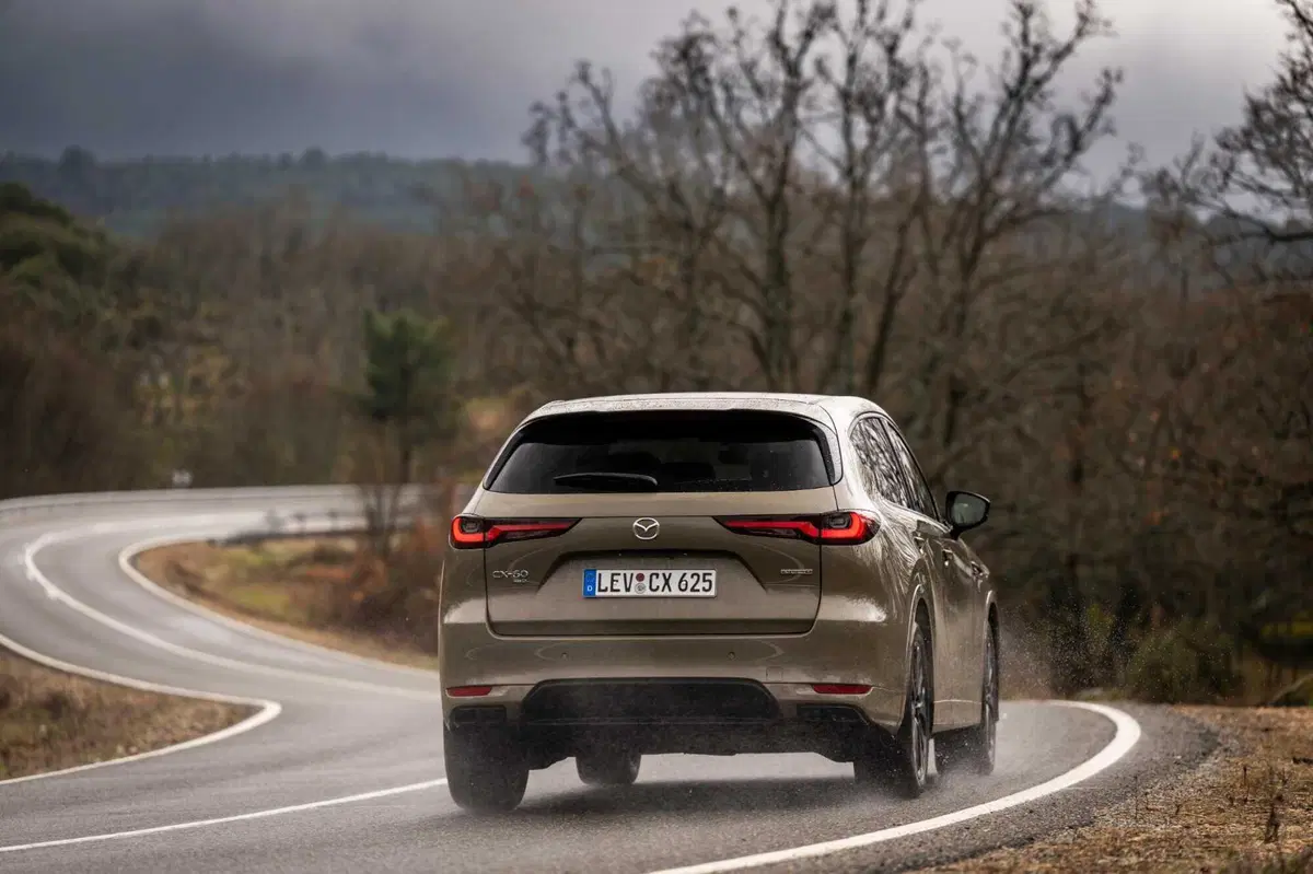 Mazda CX-60 2025: senza barra antirollio, ma con un assetto migliore? La prova su strada [VIDEO] (10)