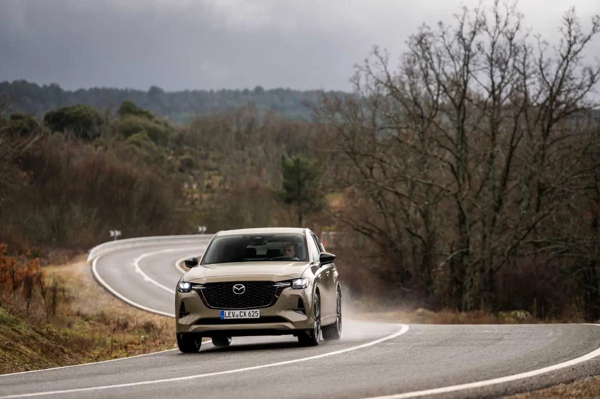 Mazda CX-60 2025: senza barra antirollio, ma con un assetto migliore? La prova su strada [VIDEO] (11)