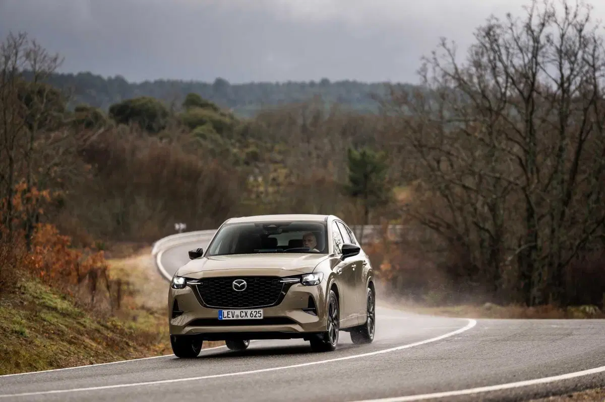 Mazda CX-60 2025: senza barra antirollio, ma con un assetto migliore? La prova su strada [VIDEO] (12)