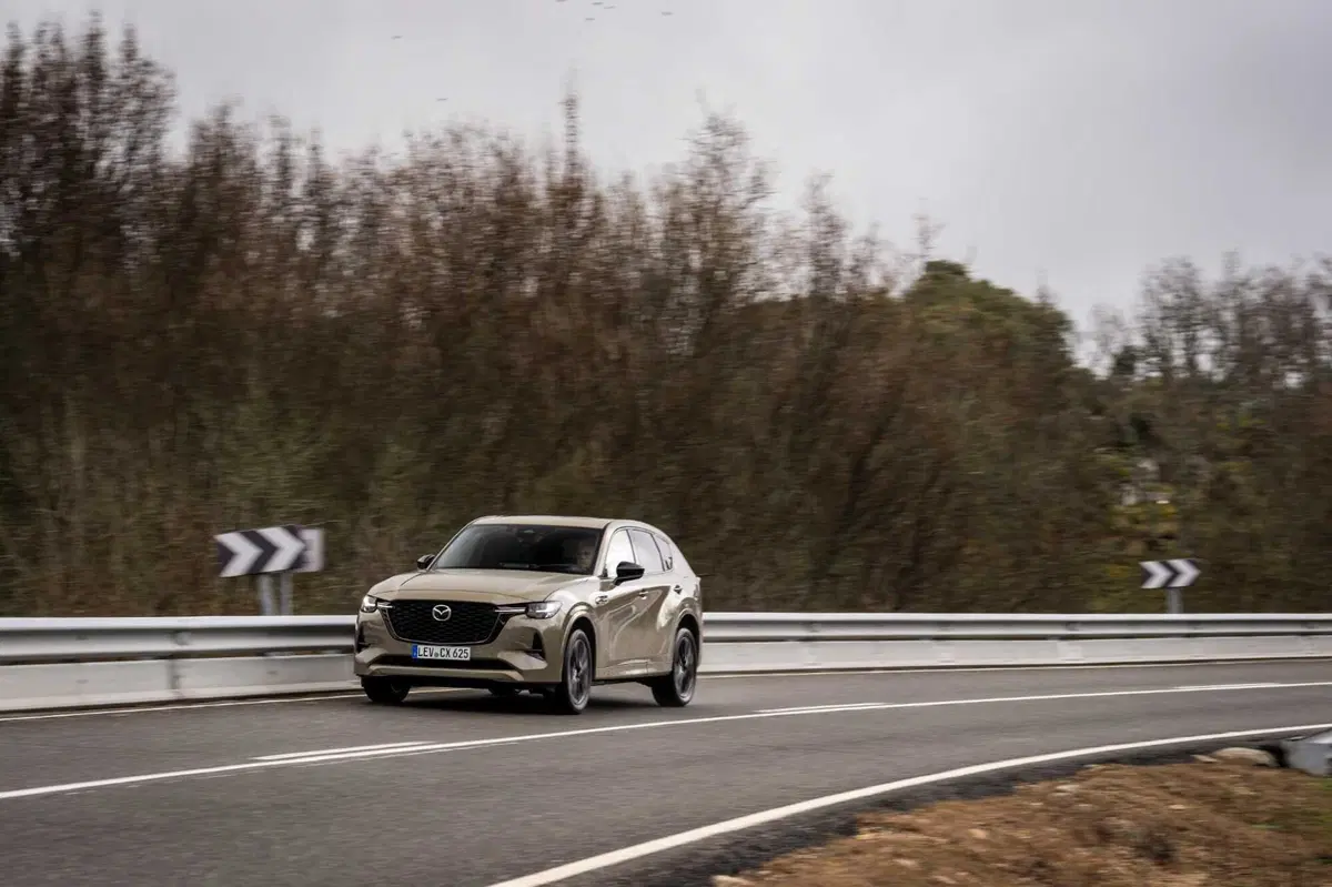 Mazda CX-60 2025: senza barra antirollio, ma con un assetto migliore? La prova su strada [VIDEO] (14)