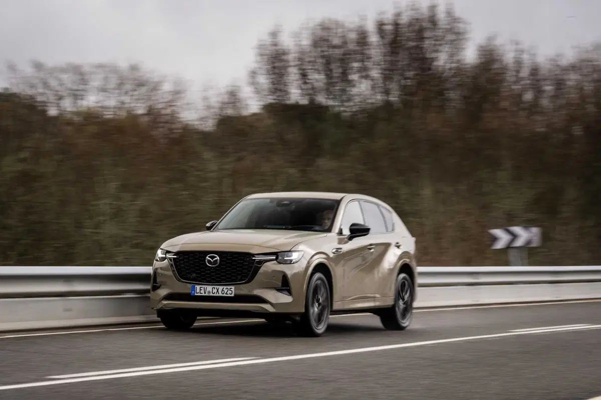 Mazda CX-60 2025: senza barra antirollio, ma con un assetto migliore? La prova su strada [VIDEO] (15)