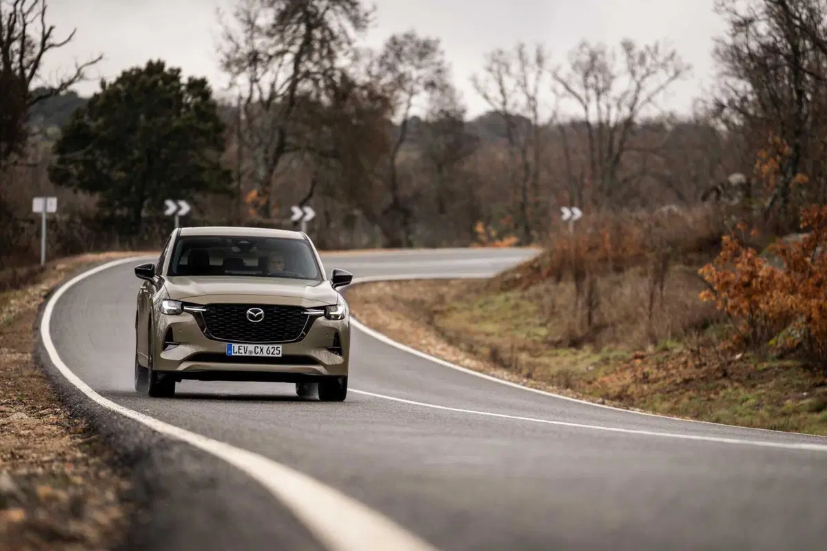 Mazda CX-60 2025: senza barra antirollio, ma con un assetto migliore? La prova su strada [VIDEO] (16)
