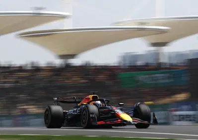 F1. Qualifiche Sprint GP Cina 2025, Red Bull divisa a metà: Verstappen brilla, Lawson sprofonda