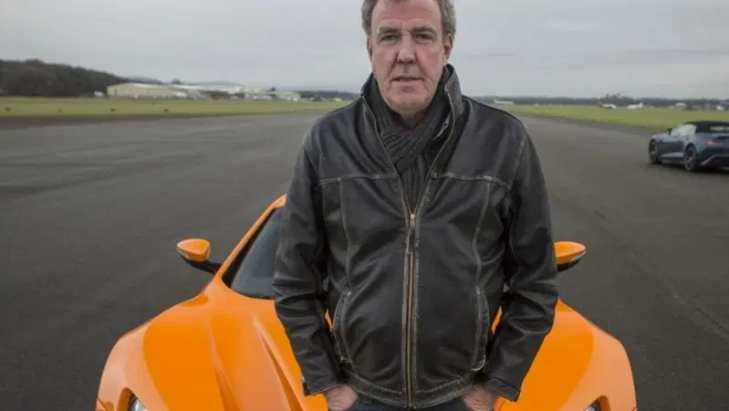 Perch&eacute; Jeremy Clarkson attacca le Jaguar elettriche: &ldquo;Sembrano elettrodomestici rosa&rdquo;