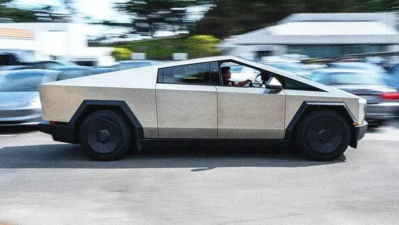 Tesla Cybertruck: tutti in assistenza, abbiamo sbagliato colla