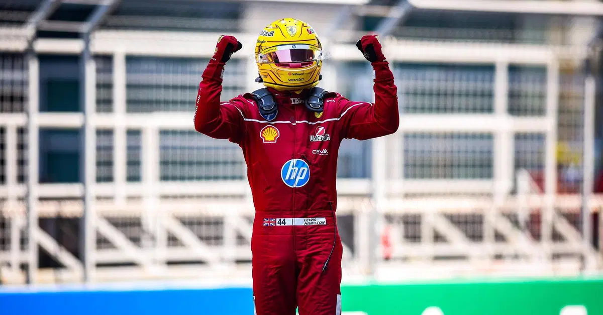 F1. Sprint GP Cina, primo trionfo in Ferrari per Hamilton: "Finalmente a mio agio. Tante critiche e parole a vanvera su di me"