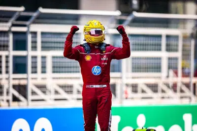 F1. Sprint GP Cina, primo trionfo in Ferrari per Hamilton: "Finalmente a mio agio. Tante critiche e parole a vanvera su di me"
