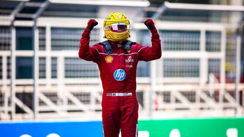 F1. Sprint GP Cina, primo trionfo in Ferrari per Hamilton: "Finalmente a mio agio. Tante critiche e parole a vanvera su di me"