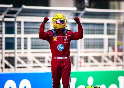 F1. Sprint GP Cina, primo trionfo in Ferrari per Hamilton: Finalmente a mio agio. Tante critiche e parole a vanvera su di me