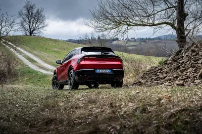 Alfa Romeo Junior Q4, usa l'elettrico per l'integrale, ma non sempre [VIDEO]