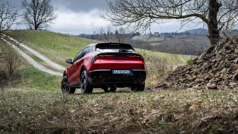 Alfa Romeo Junior Q4, usa l'elettrico per l'integrale, ma non sempre [VIDEO]