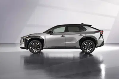 Toyota bZ4X: rivisto il look dell'elettrica, chiss&agrave; se le cambiano anche il nome [VIDEO]