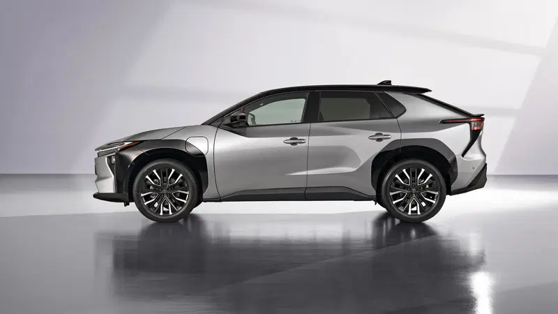 Toyota bZ4X: rivisto il look dell'elettrica, chiss&agrave; se le cambiano anche il nome [VIDEO]