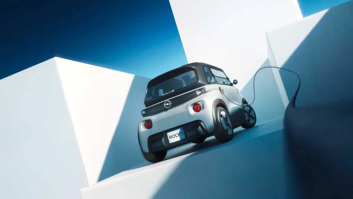 Opel aggiorna la Rocks, gemella di Citroen Ami e Fiat Topolino, con incentivo statale scende di prezzo (2)
