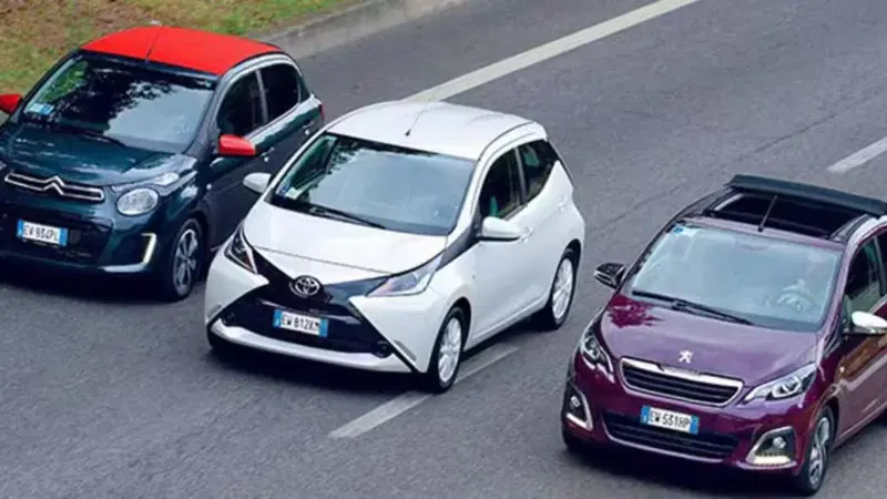 Citroen C1, Peugeot 107, Toyota Aygo: hanno vent'anni eppure sono attuali; se ci fossero oggi... ecco come vanno