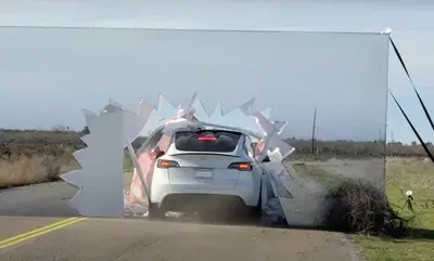 Tesla cade nella trappola dei Looney Tunes come Willy Coyote [VIDEO]