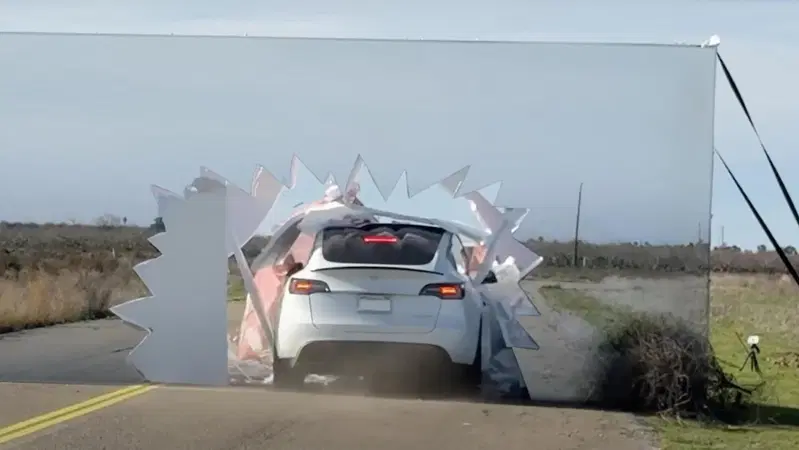 Tesla cade nella trappola dei Looney Tunes come Willy Coyote [VIDEO]