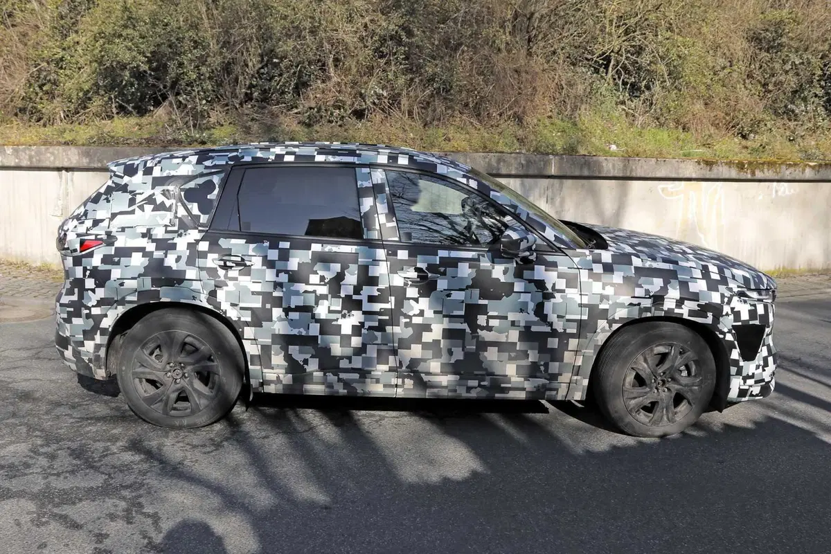 Nuova Mazda CX-5: nel 2026, arriva con motorizzazione ibrida [Foto Spia] (5)