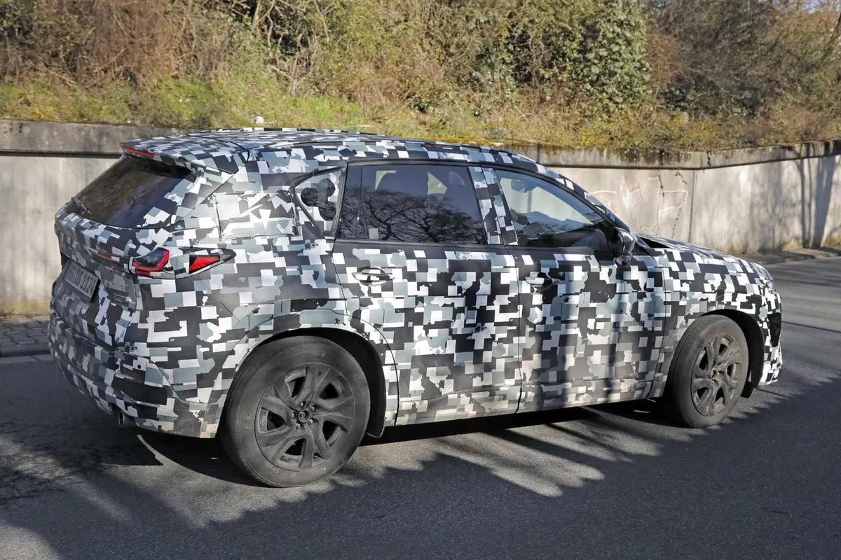 Nuova Mazda CX-5: nel 2026, arriva con motorizzazione ibrida [Foto Spia] (6)