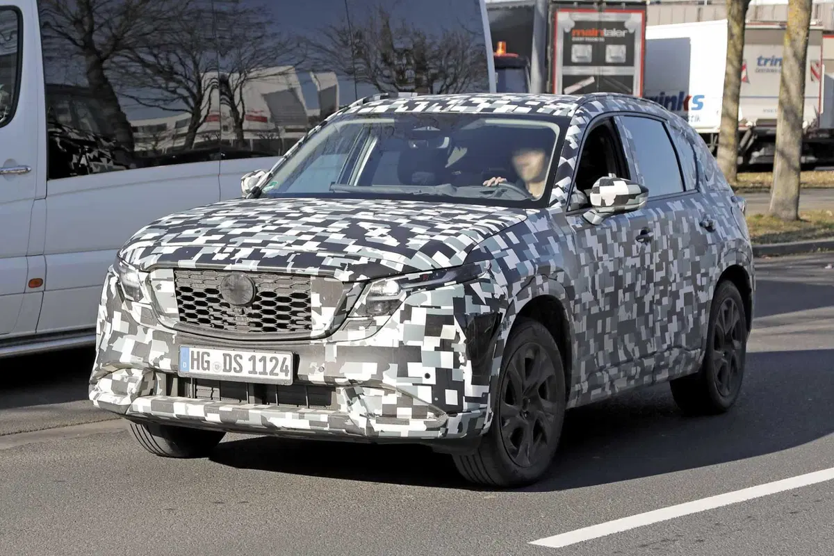 Nuova Mazda CX-5: nel 2026, arriva con motorizzazione ibrida [Foto Spia] (12)