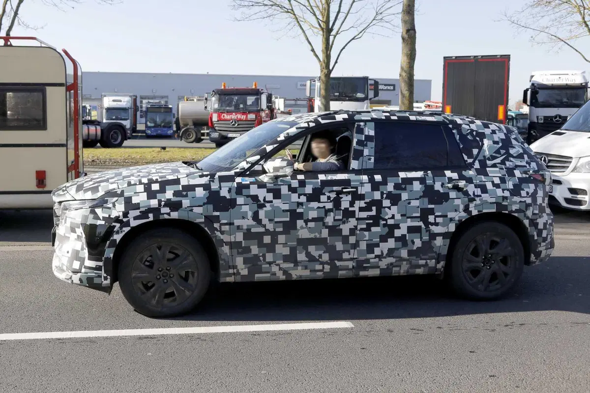 Nuova Mazda CX-5: nel 2026, arriva con motorizzazione ibrida [Foto Spia] (15)