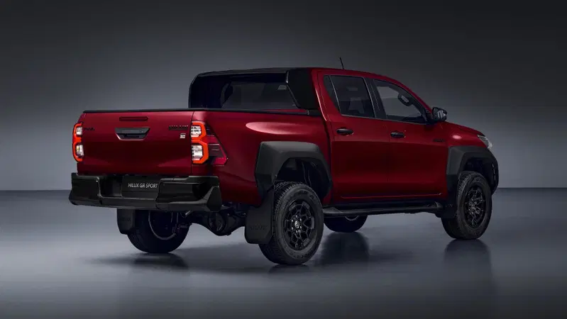 Toyota Hilux GR Sport, il pick-up extralarge costa 51.800 euro [VIDEO]