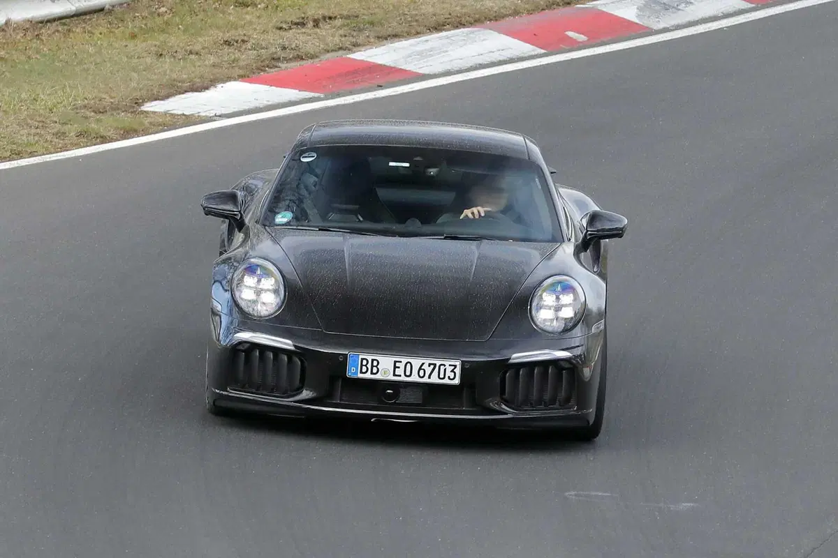 Porsche 911 Turbo S: avvistato il nuovo facelift della nuova ibrida ad alte prestazioni [Foto Spia] (2)