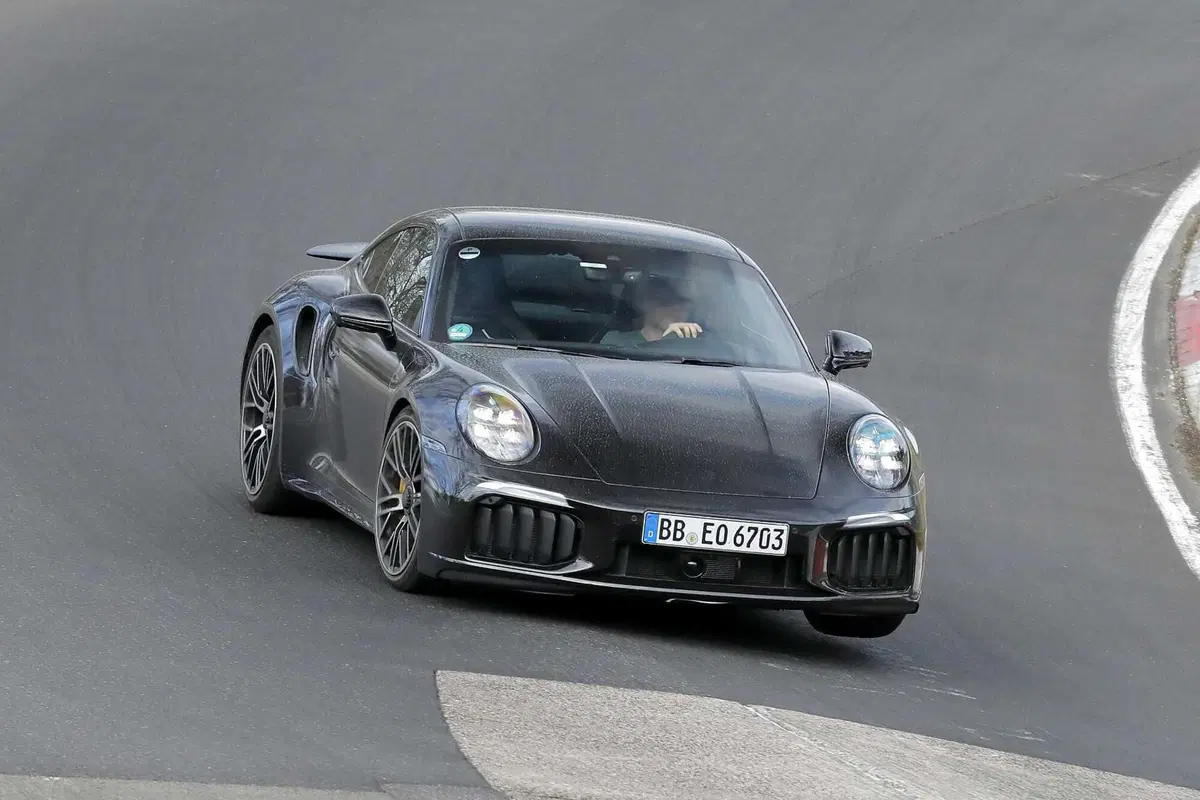 Porsche 911 Turbo S: avvistato il nuovo facelift della nuova ibrida ad alte prestazioni [Foto Spia]