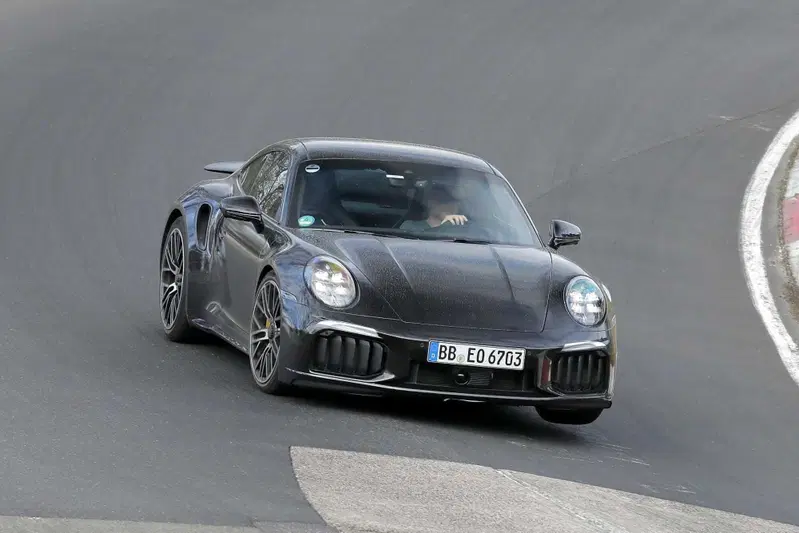 Porsche 911 Turbo S: avvistato il nuovo facelift della nuova ibrida ad alte prestazioni [Foto Spia]