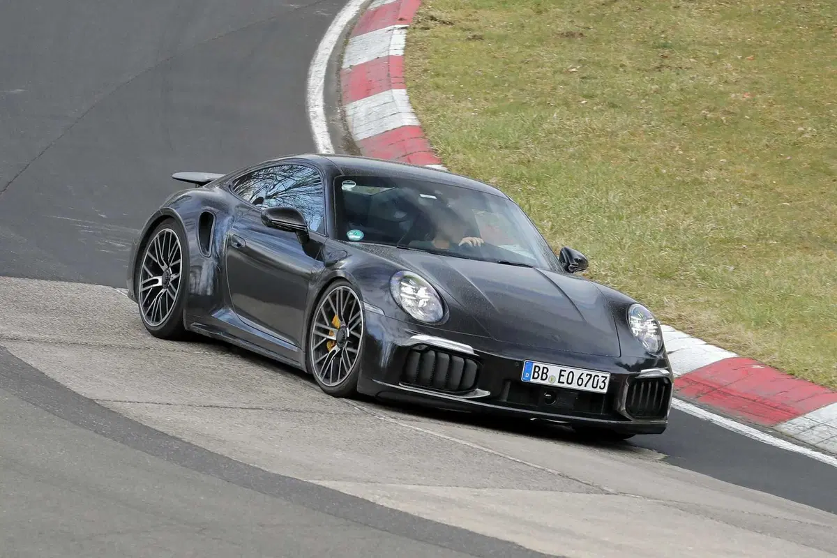 Porsche 911 Turbo S: avvistato il nuovo facelift della nuova ibrida ad alte prestazioni [Foto Spia] (3)