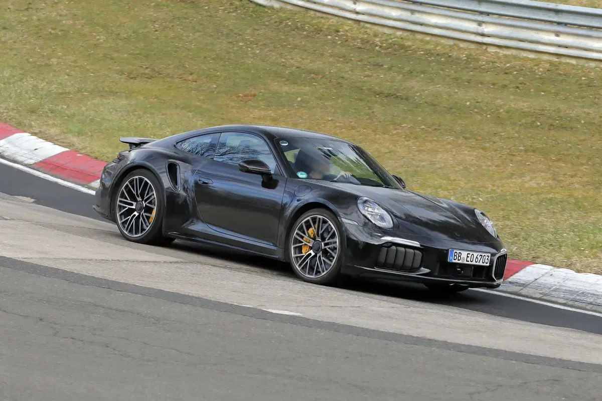Porsche 911 Turbo S: avvistato il nuovo facelift della nuova ibrida ad alte prestazioni [Foto Spia] (4)