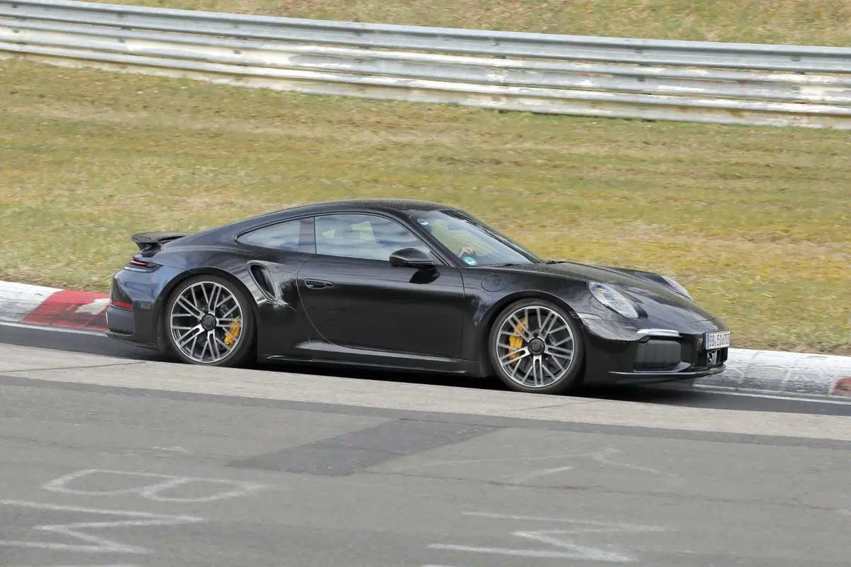 Porsche 911 Turbo S: avvistato il nuovo facelift della nuova ibrida ad alte prestazioni [Foto Spia] (5)