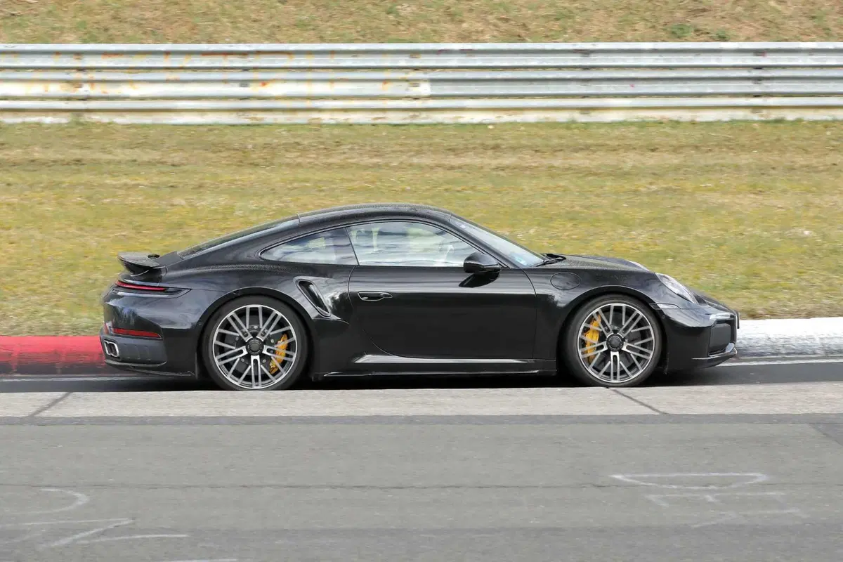 Porsche 911 Turbo S: avvistato il nuovo facelift della nuova ibrida ad alte prestazioni [Foto Spia] (6)