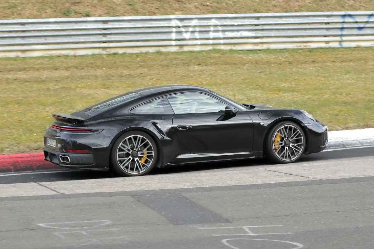 Porsche 911 Turbo S: avvistato il nuovo facelift della nuova ibrida ad alte prestazioni [Foto Spia] (7)