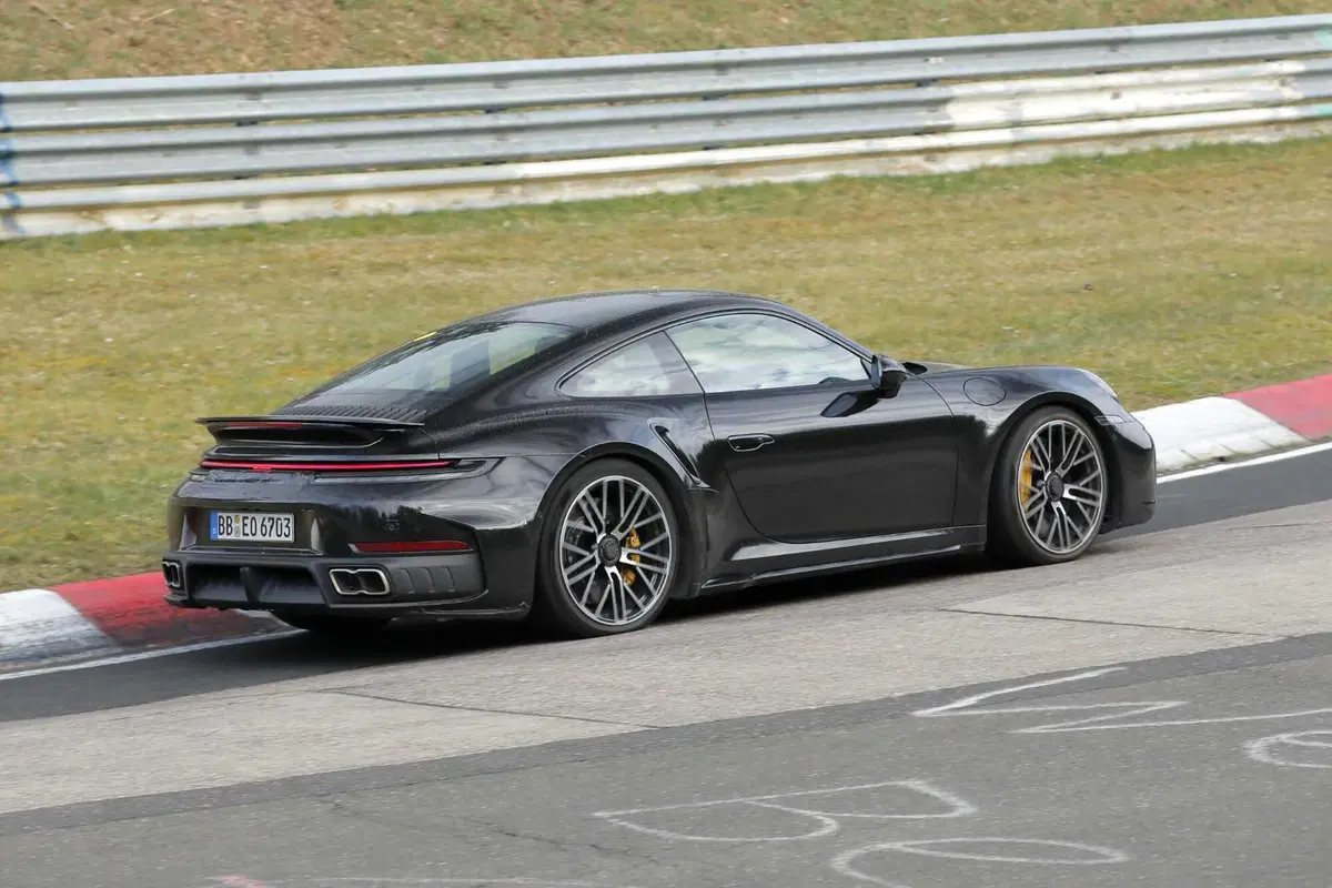 Porsche 911 Turbo S: avvistato il nuovo facelift della nuova ibrida ad alte prestazioni [Foto Spia] (8)