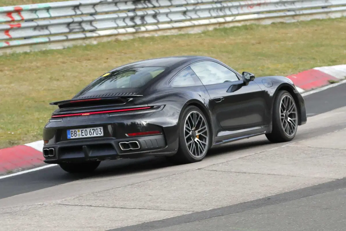 Porsche 911 Turbo S: avvistato il nuovo facelift della nuova ibrida ad alte prestazioni [Foto Spia] (9)