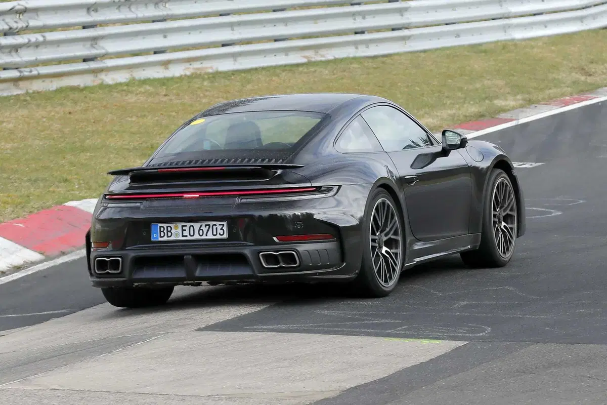Porsche 911 Turbo S: avvistato il nuovo facelift della nuova ibrida ad alte prestazioni [Foto Spia] (10)