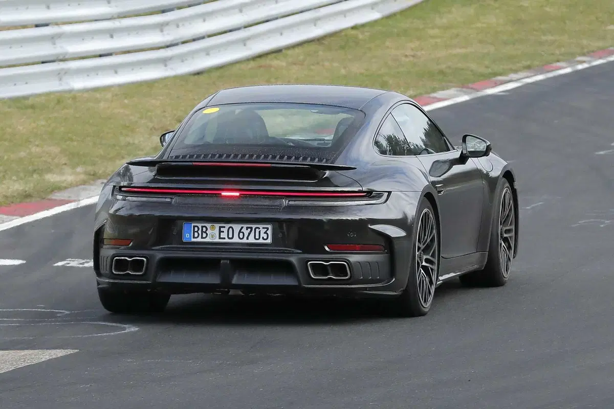 Porsche 911 Turbo S: avvistato il nuovo facelift della nuova ibrida ad alte prestazioni [Foto Spia] (11)