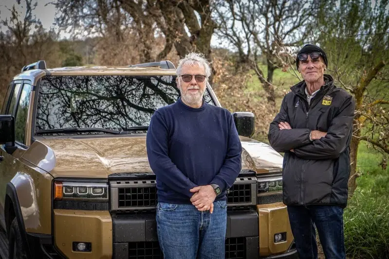 L'autore e Roberto Ulmi (a sinistra), neo proprietario di Toyota Land Cruiser 250