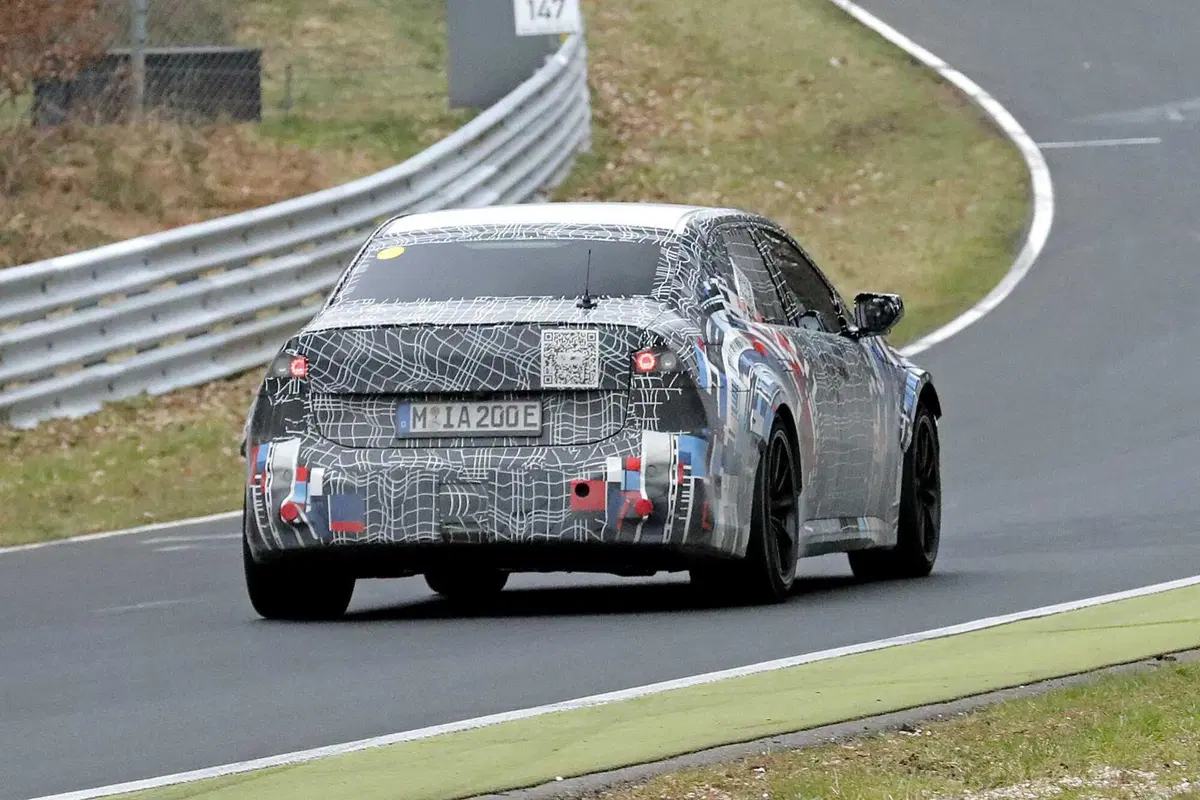 Nuova BMW M3: Il ruggito silenzioso alla prova del Nürburgring [Foto Spia] (9)