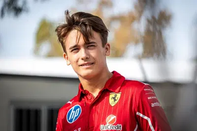 F1. Ferrari, Dino Beganovic in pista con la SF-25 nella FP1 del GP del Bahrain