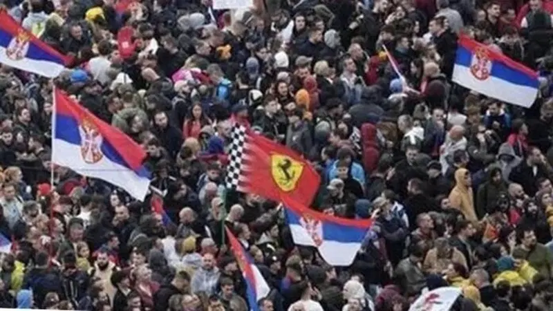 F1. Proteste in Serbia: perch&eacute; la bandiera della Ferrari &egrave; diventata un simbolo?