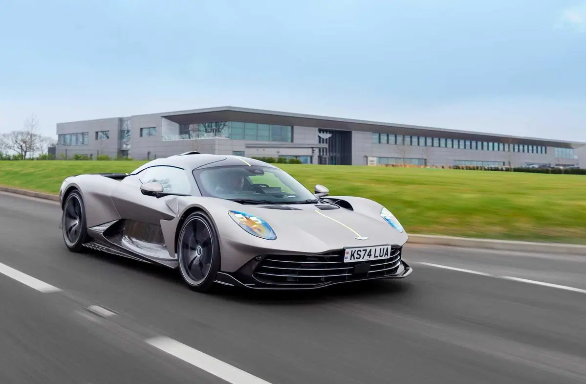Aston Martin Valhalla: la supercar definitiva entra nella fase finale di test (2)