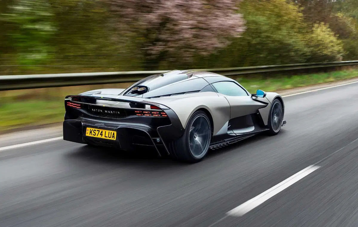 Aston Martin Valhalla: la supercar definitiva entra nella fase finale di test (3)